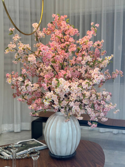 Arreglo de Flor de Cerezo Blanca en Jarrón Cerámico Astoria
