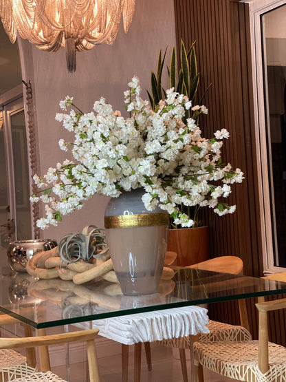 Arreglo de Flores de Cerezo Blanco en Jarrón de Vidrio Diosa