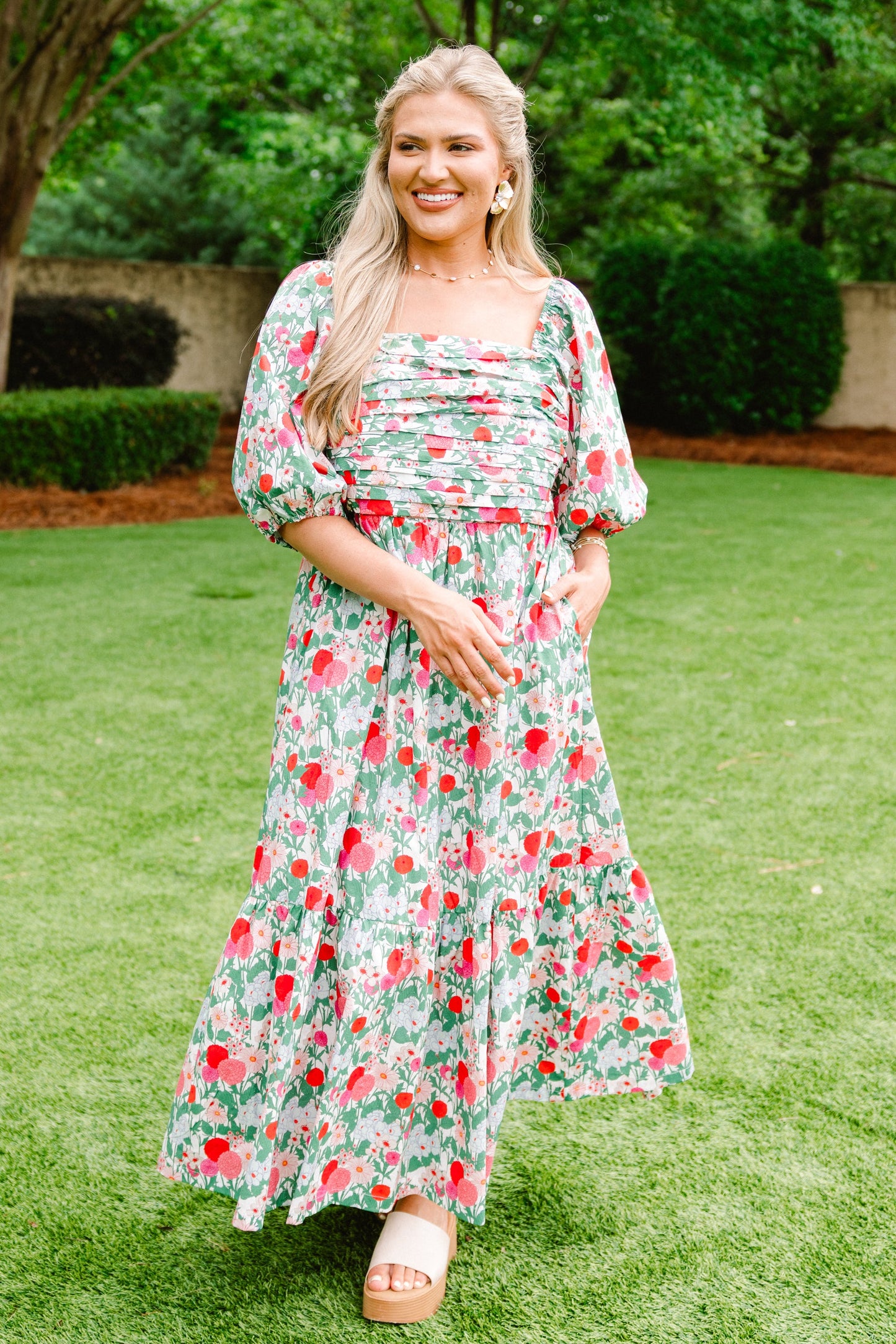 En El Vestido Midi En La Sombra Silenciosa, Fucsia