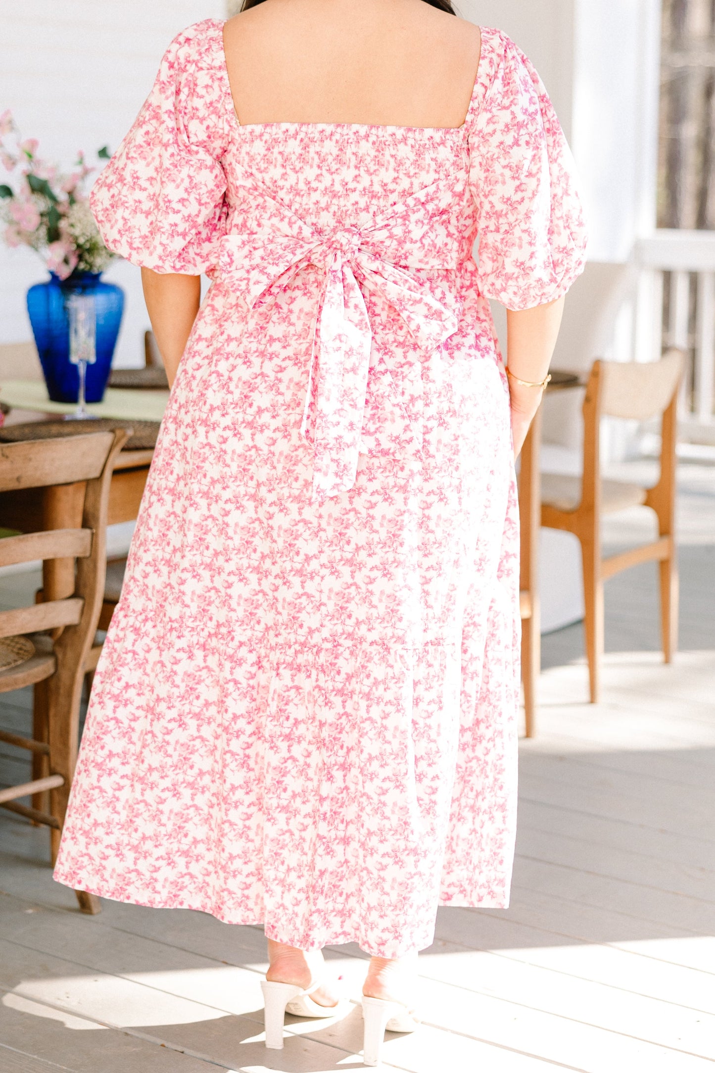 En El Vestido Midi En La Sombra Silenciosa, Rosa