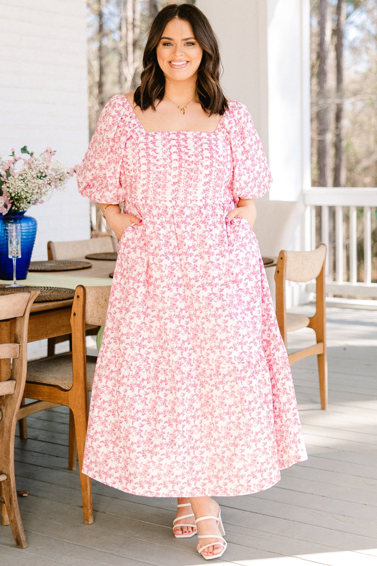 En El Vestido Midi En La Sombra Silenciosa, Rosa