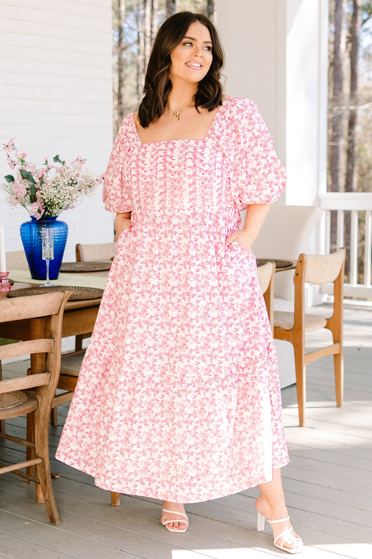 En El Vestido Midi En La Sombra Silenciosa, Rosa