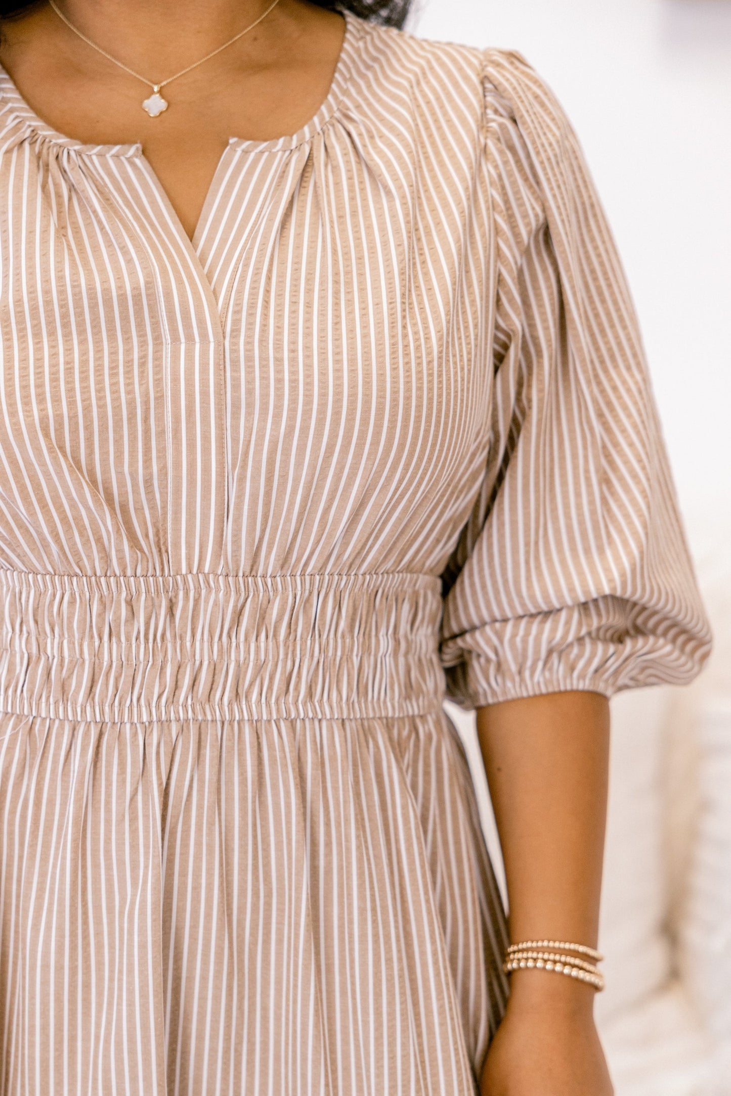 El Vestido de Elección Clara, Raya Marrón