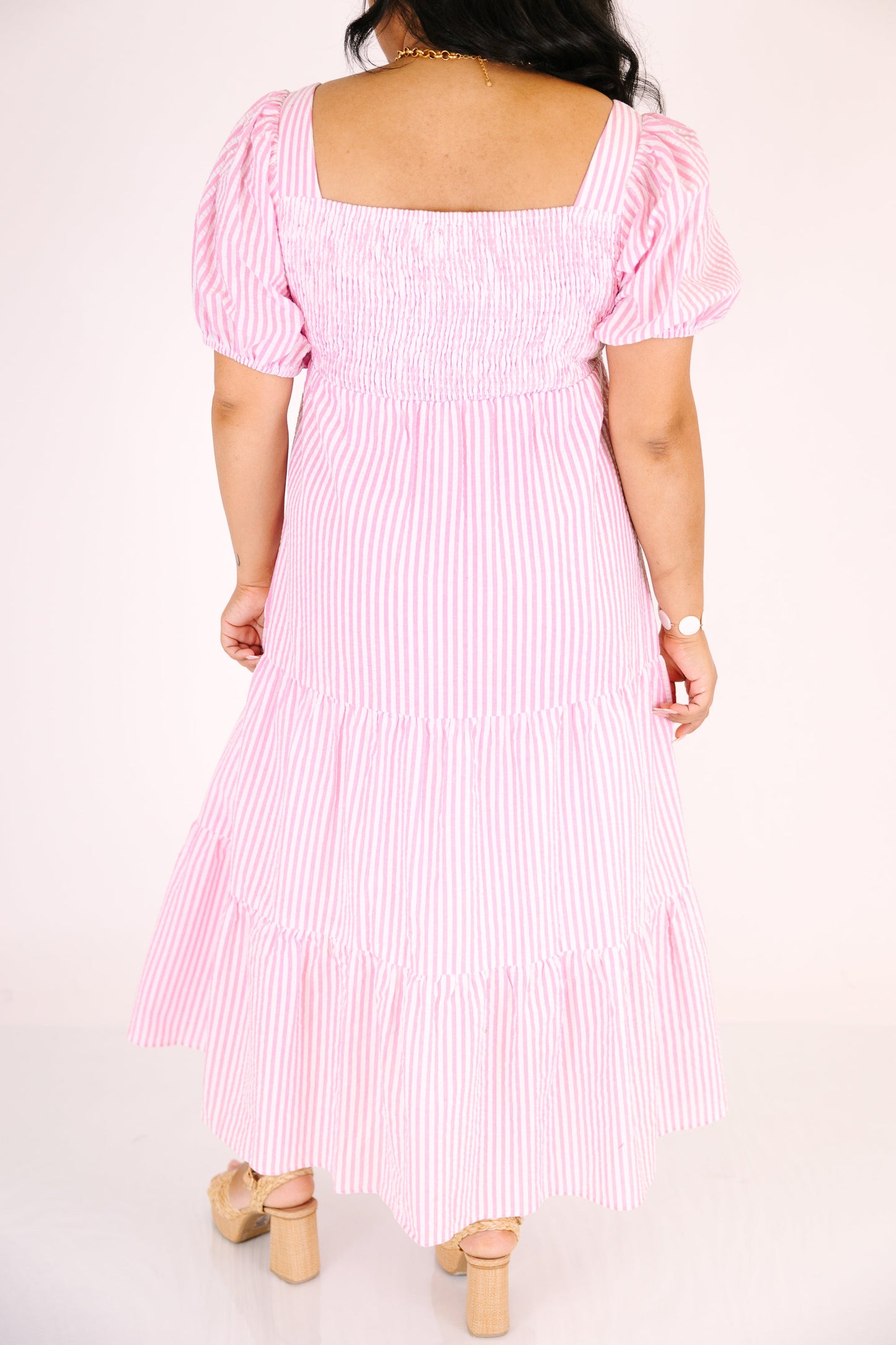 Un Vestido con Brisa en el Océano, Raya Rosa
