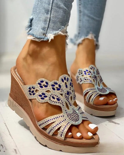 Gianna - Eleganckie sandały na koturnie z platformą i ćwiekami, idealne na okazje nieformalne