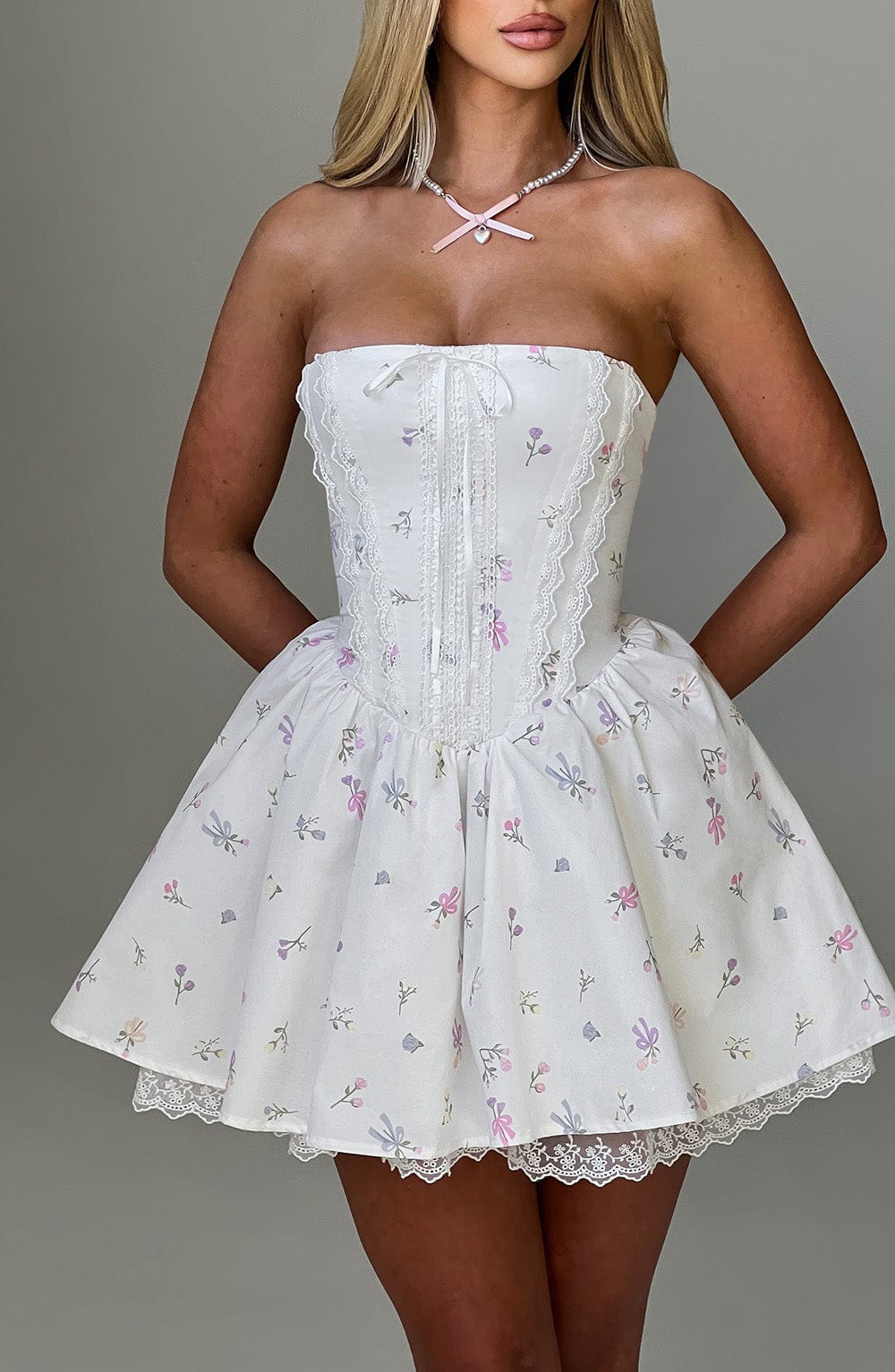 Sukienka Mini Evie - Biała z Wielobarwnym Wzorem Kwiatowym