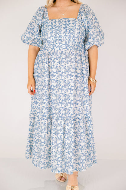 En El Vestido Midi En La Sombra Silenciosa, Azul