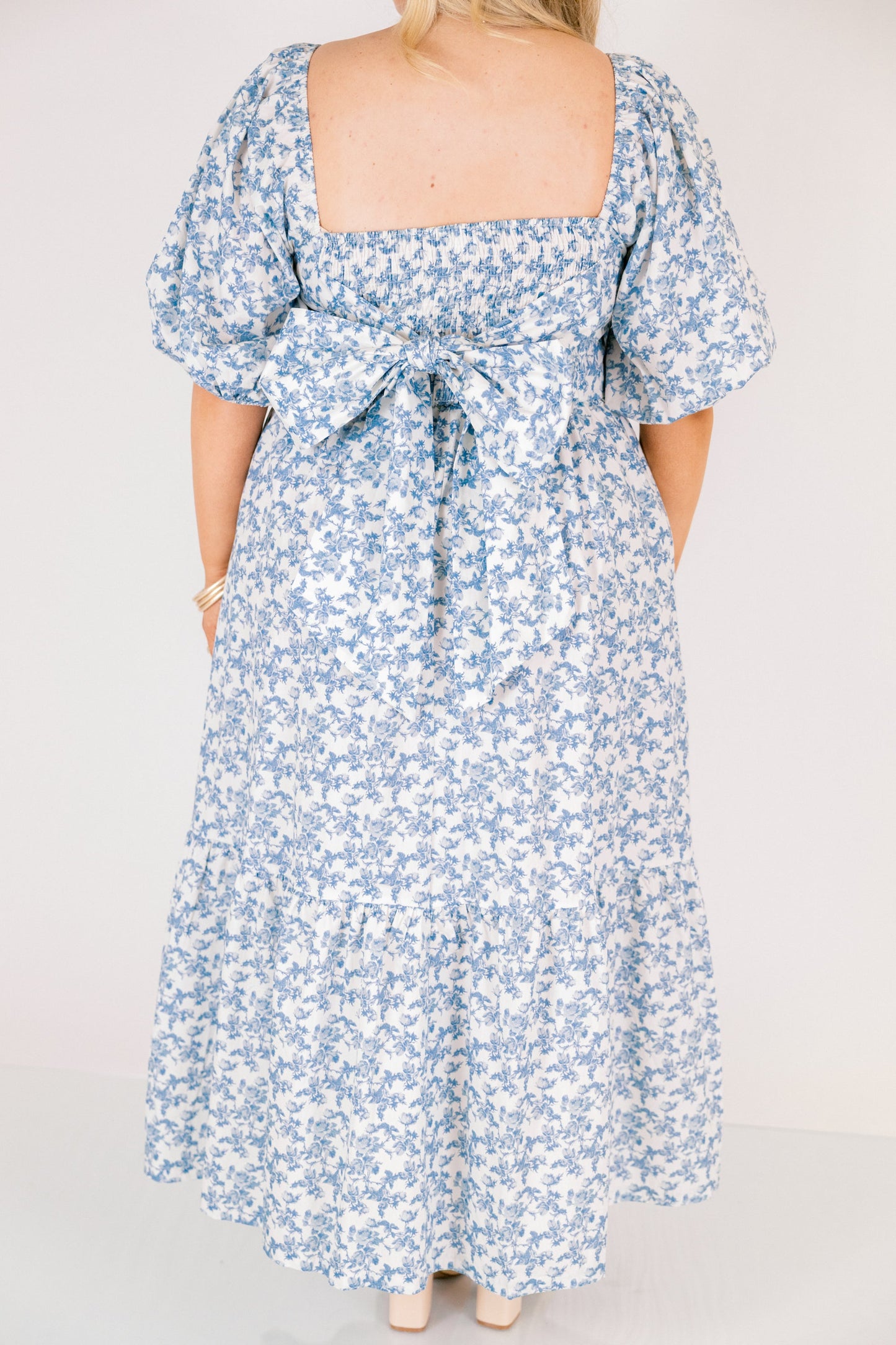 En El Vestido Midi En La Sombra Silenciosa, Azul