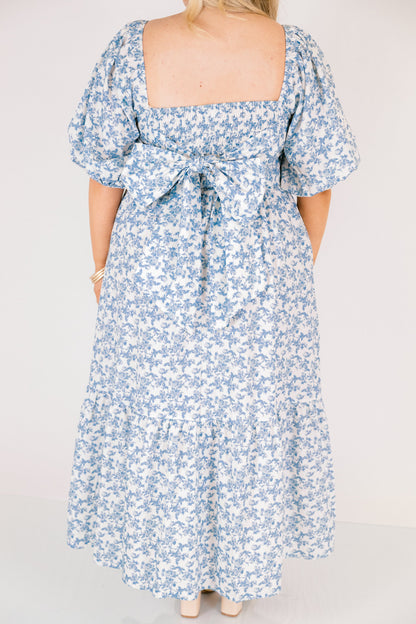 En El Vestido Midi En La Sombra Silenciosa, Azul