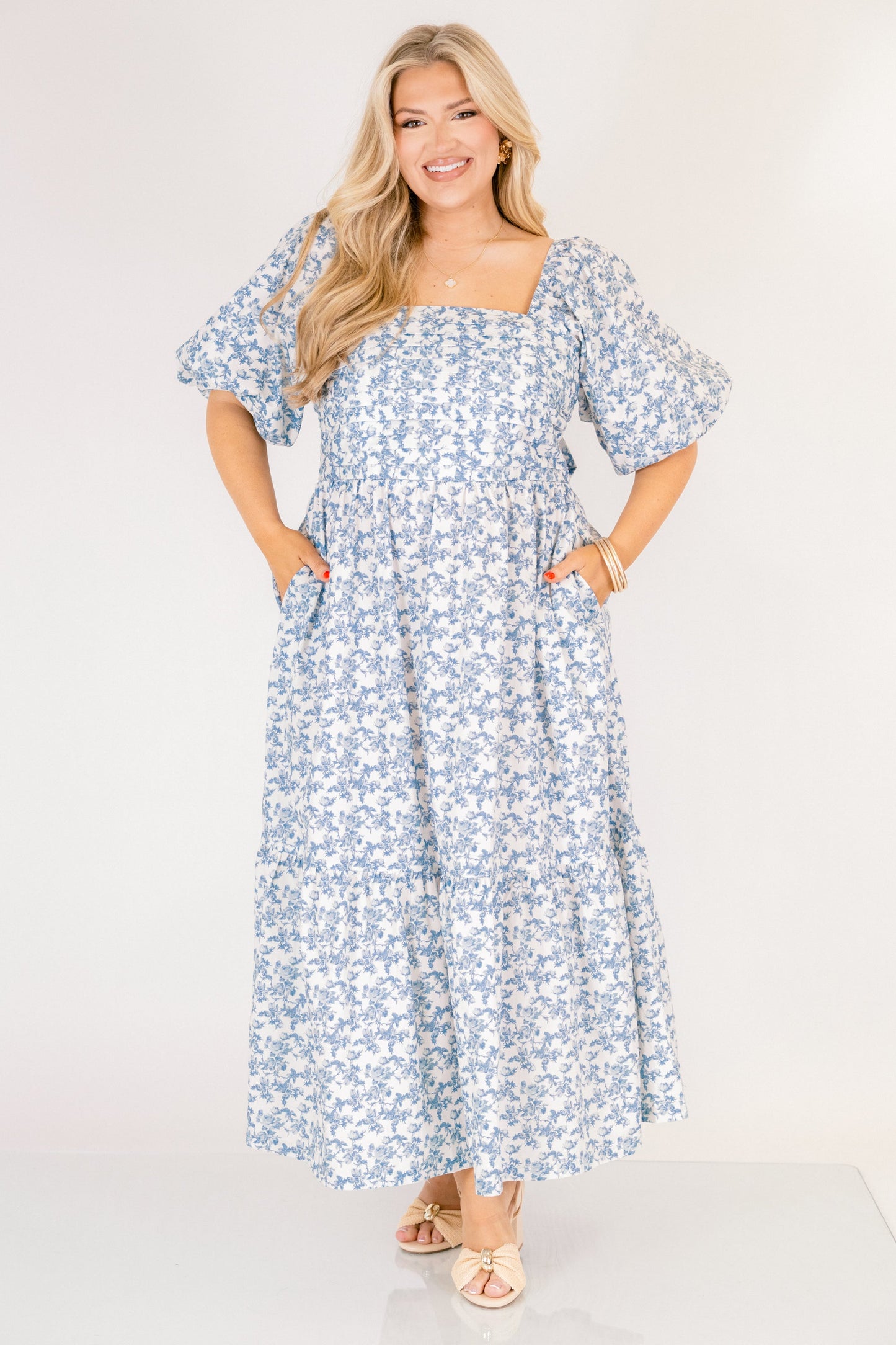 En El Vestido Midi En La Sombra Silenciosa, Azul