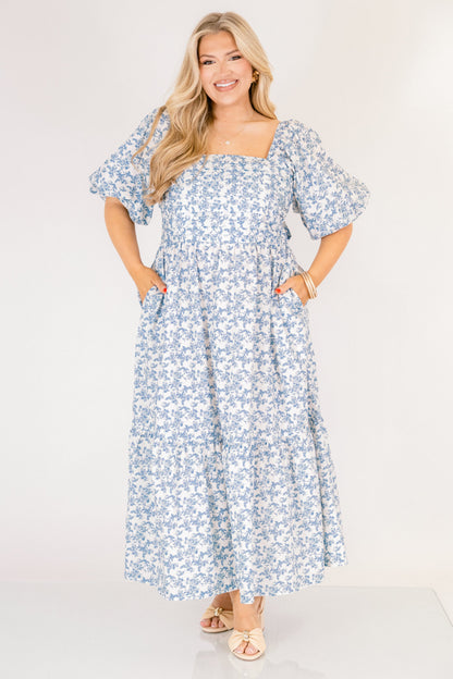 En El Vestido Midi En La Sombra Silenciosa, Azul