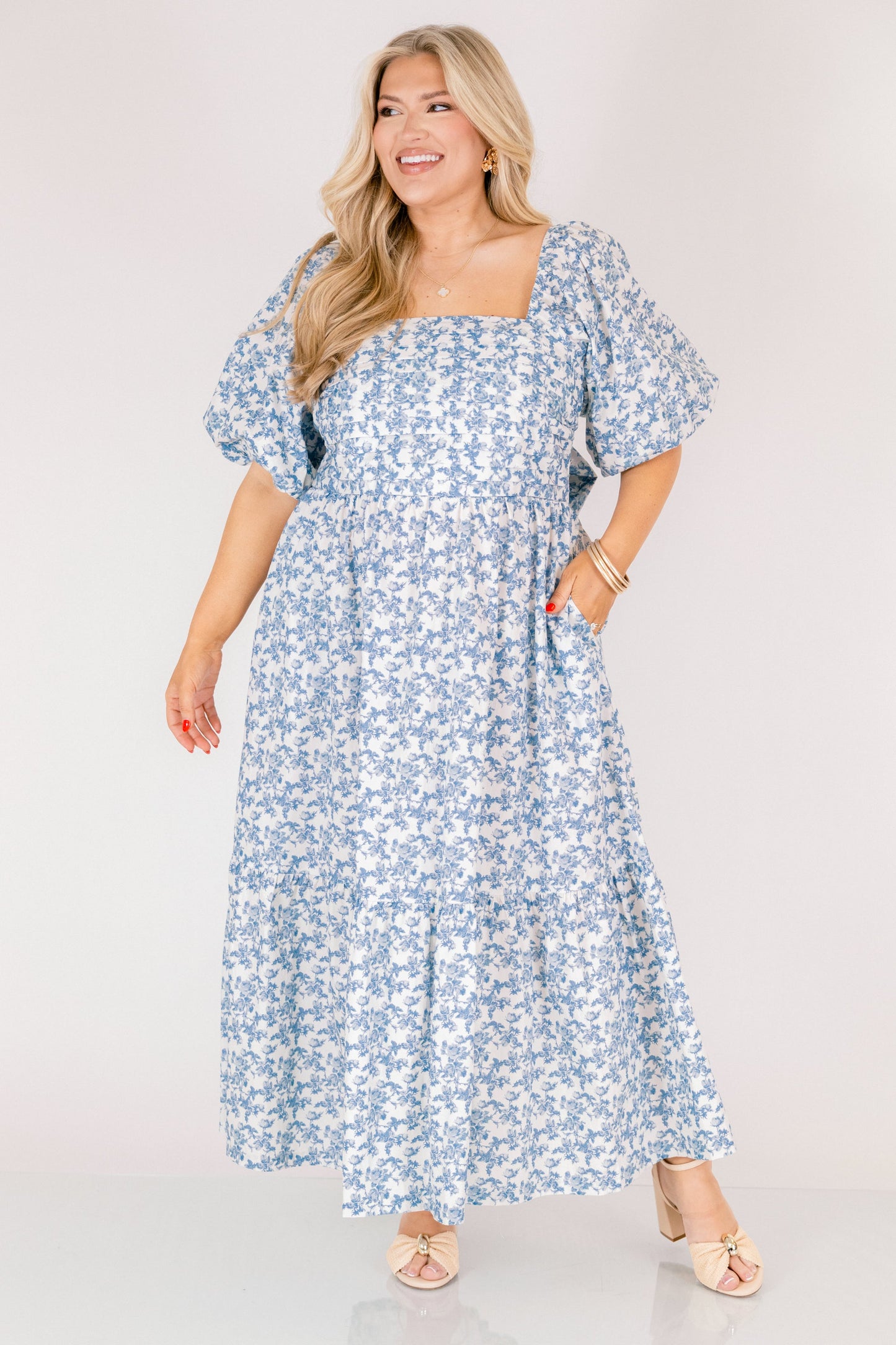 En El Vestido Midi En La Sombra Silenciosa, Azul