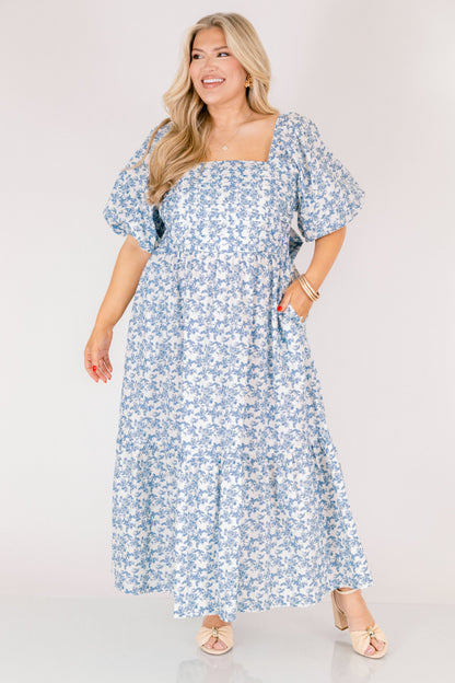 En El Vestido Midi En La Sombra Silenciosa, Azul