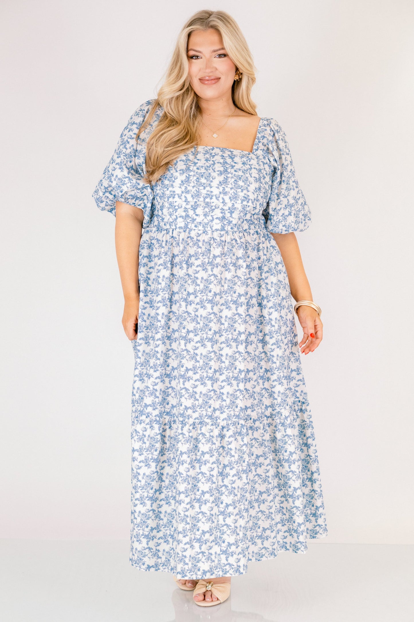 En El Vestido Midi En La Sombra Silenciosa, Azul