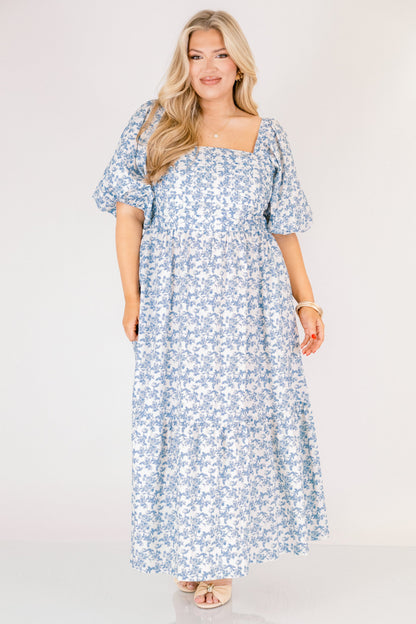 En El Vestido Midi En La Sombra Silenciosa, Azul