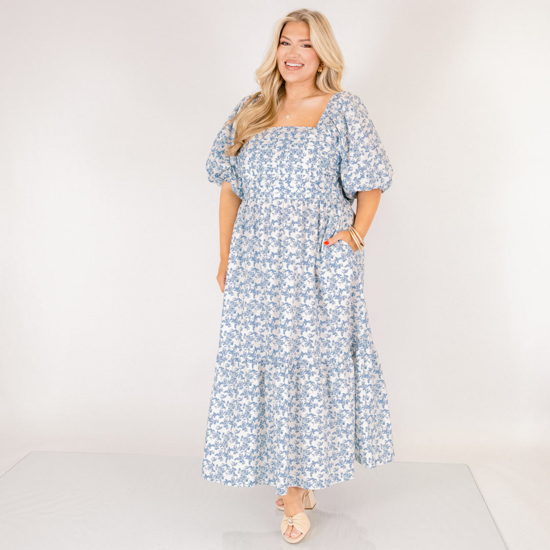 En El Vestido Midi En La Sombra Silenciosa, Azul