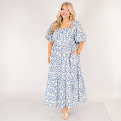 En El Vestido Midi En La Sombra Silenciosa, Azul