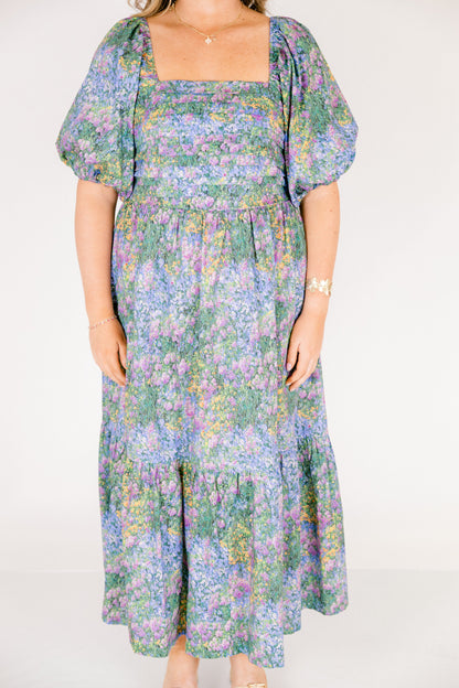 En El Vestido Midi En La Sombra Silenciosa, Mezcla Floral
