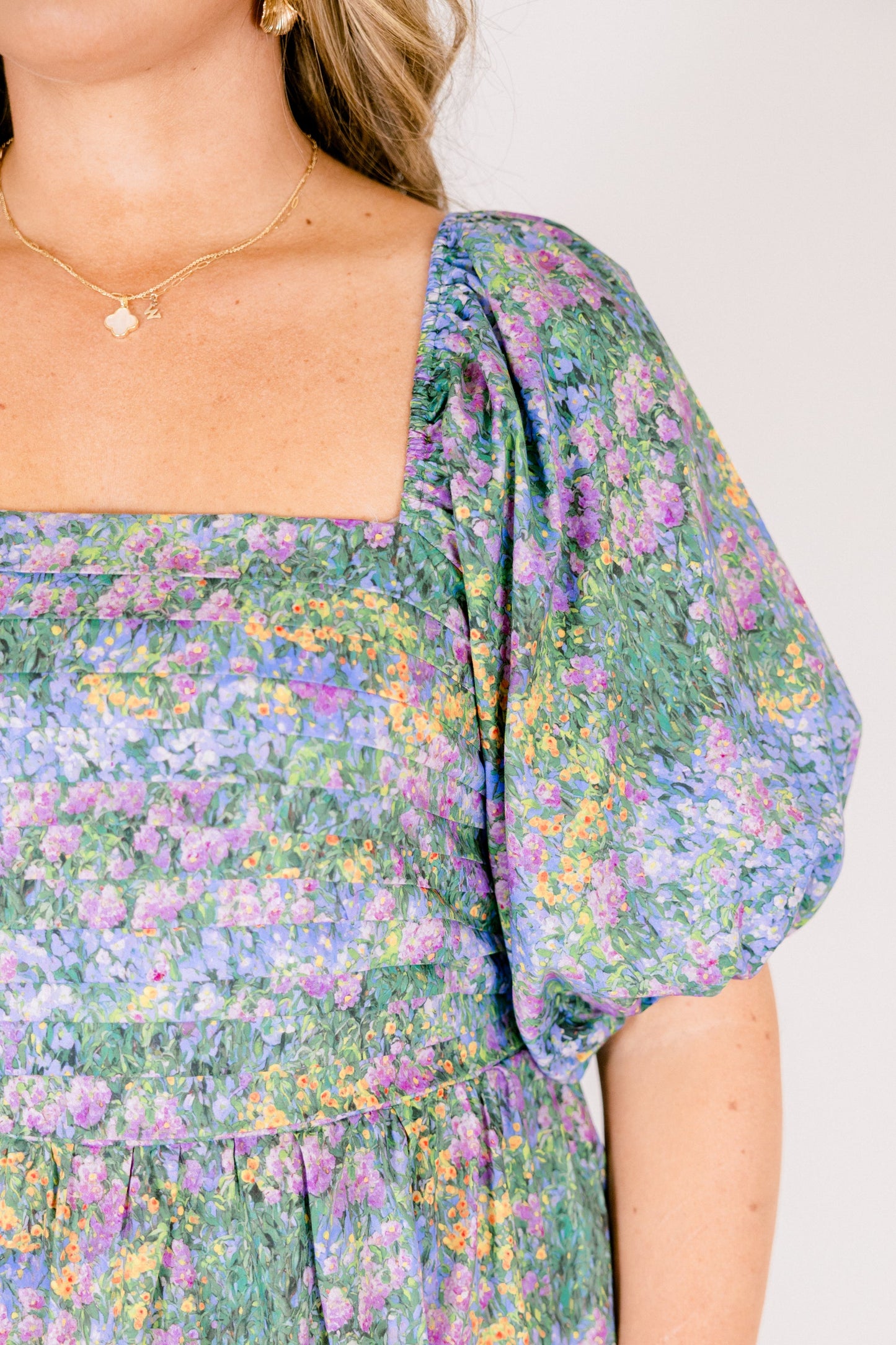En El Vestido Midi En La Sombra Silenciosa, Mezcla Floral