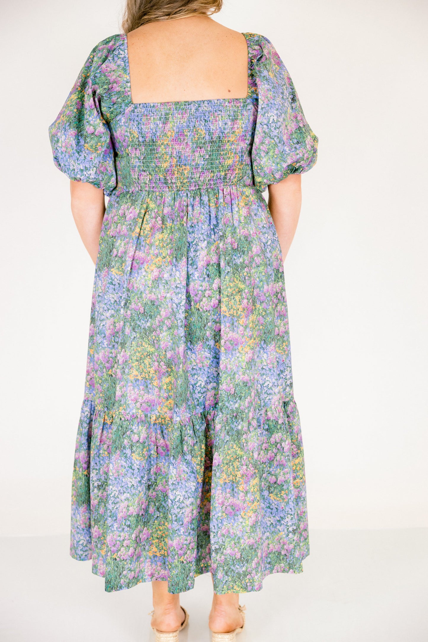 En El Vestido Midi En La Sombra Silenciosa, Mezcla Floral