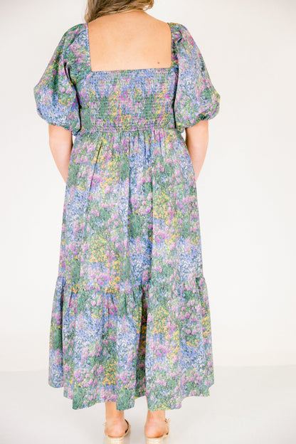 En El Vestido Midi En La Sombra Silenciosa, Mezcla Floral