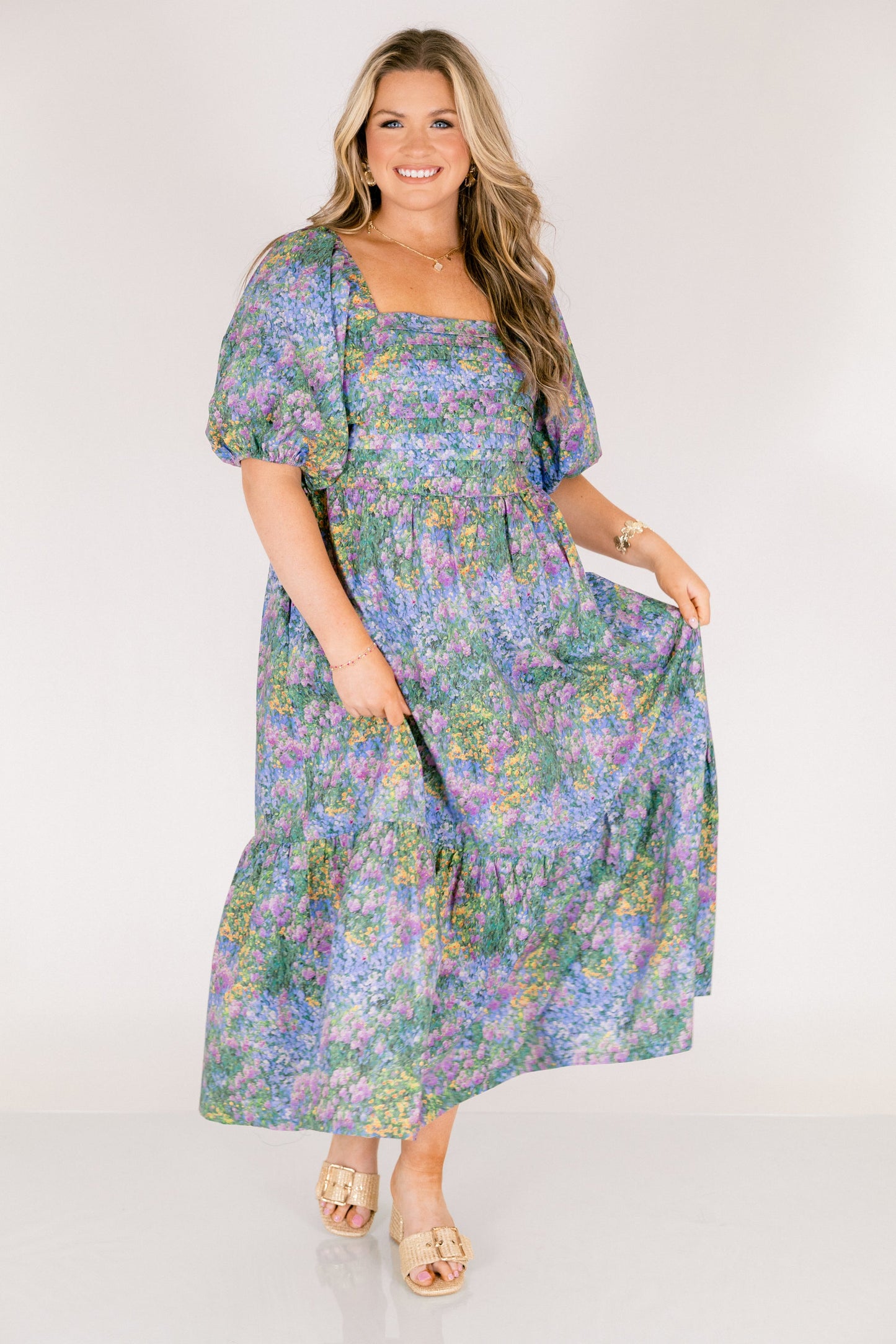 En El Vestido Midi En La Sombra Silenciosa, Mezcla Floral