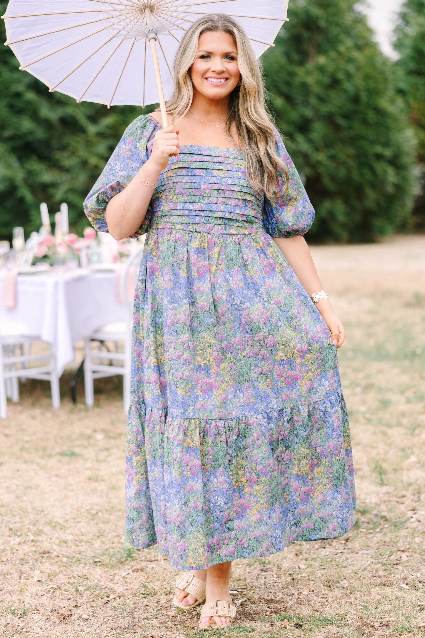 En El Vestido Midi En La Sombra Silenciosa, Mezcla Floral