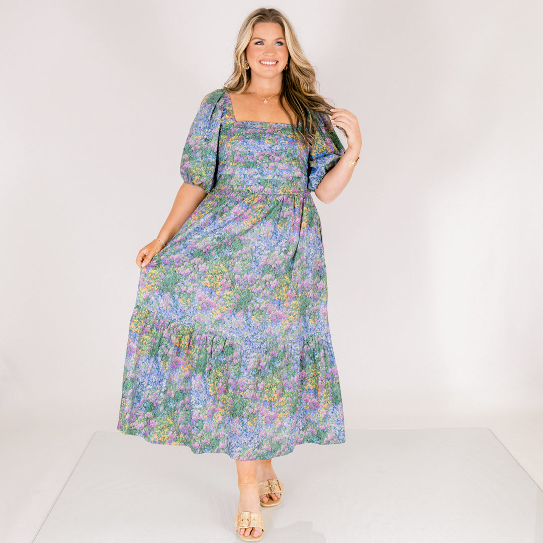 En El Vestido Midi En La Sombra Silenciosa, Mezcla Floral