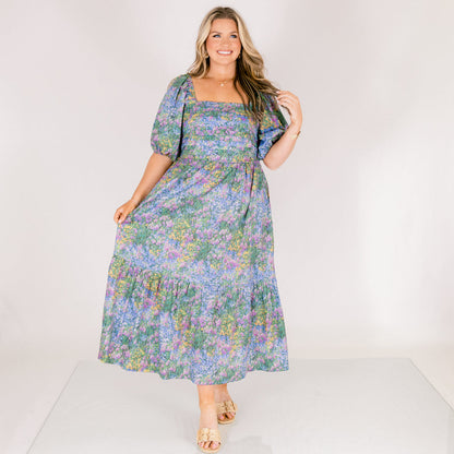 En El Vestido Midi En La Sombra Silenciosa, Mezcla Floral