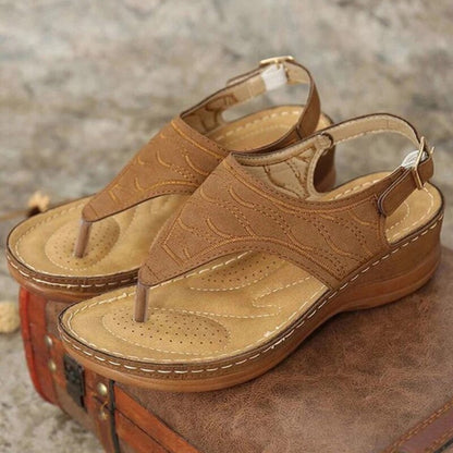 Irene | Romanza Eleganckie sandały na koturnie na letni look plażowy