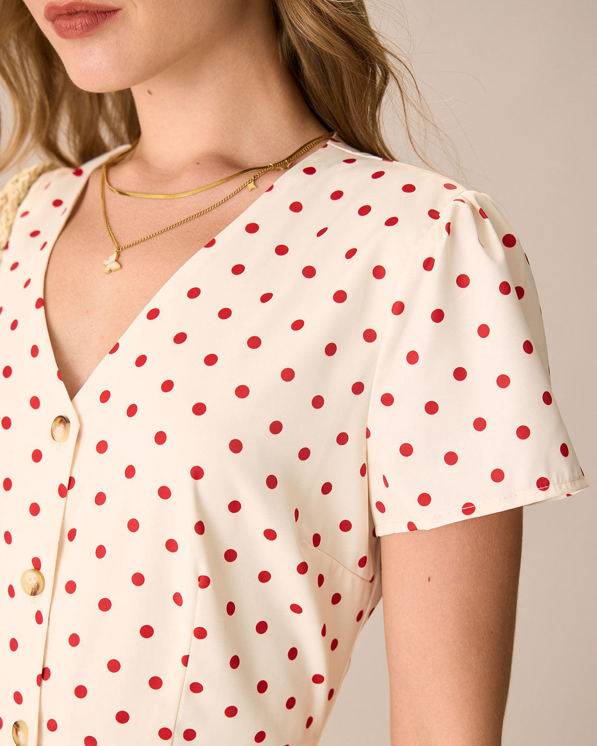 El Vestido Mini de Botones con Lunares Beiges