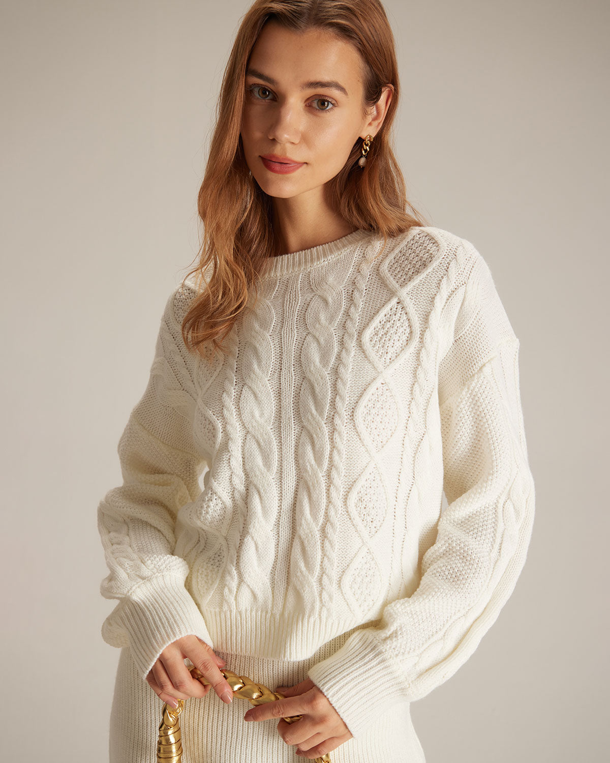 El Suéter Beige de Cuello Redondo con Trenzas y Canalé