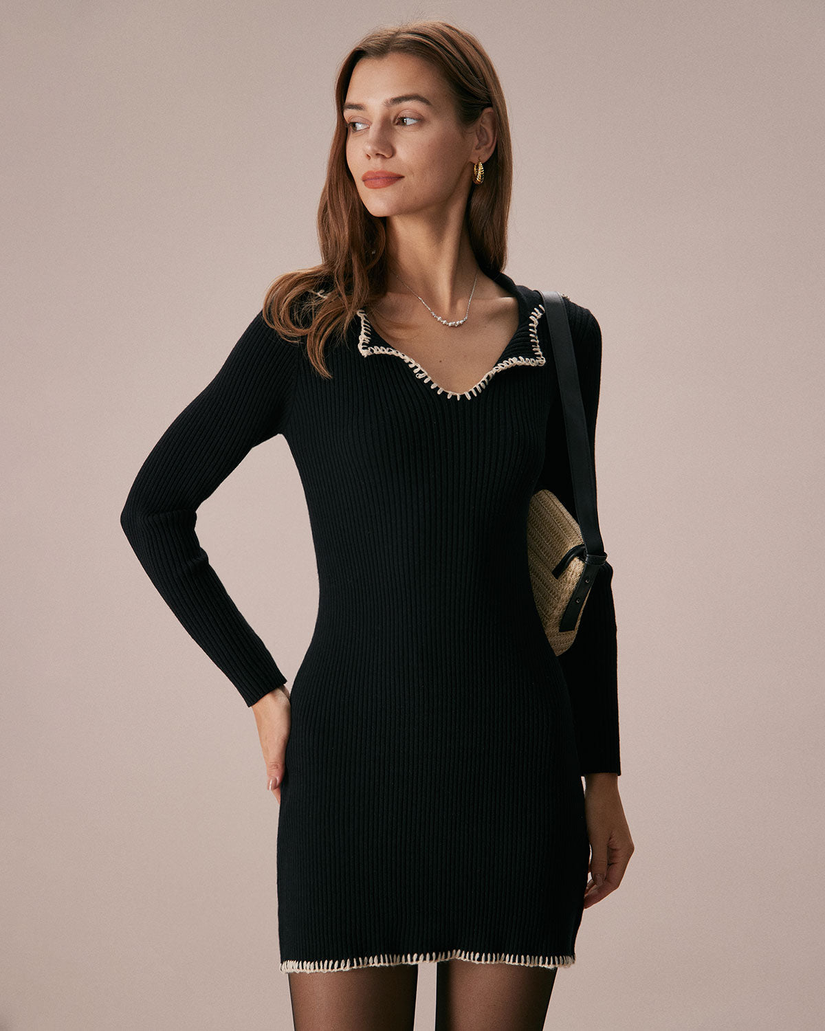 El Vestido Mini de Suéter con Costura en Contraste Negra