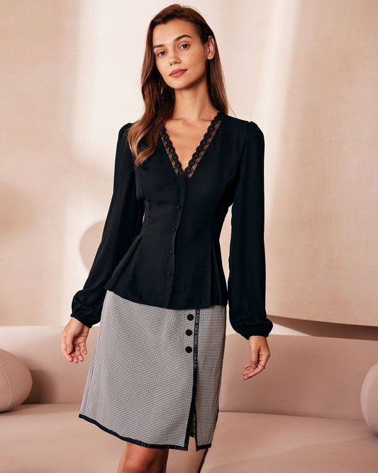 La Blusa Negra de Cuello en V con Encaje y Botones