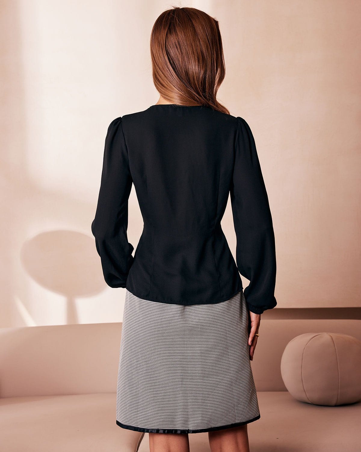 La Blusa Negra de Cuello en V con Encaje y Botones