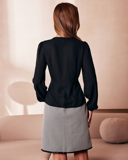 La Blusa Negra de Cuello en V con Encaje y Botones