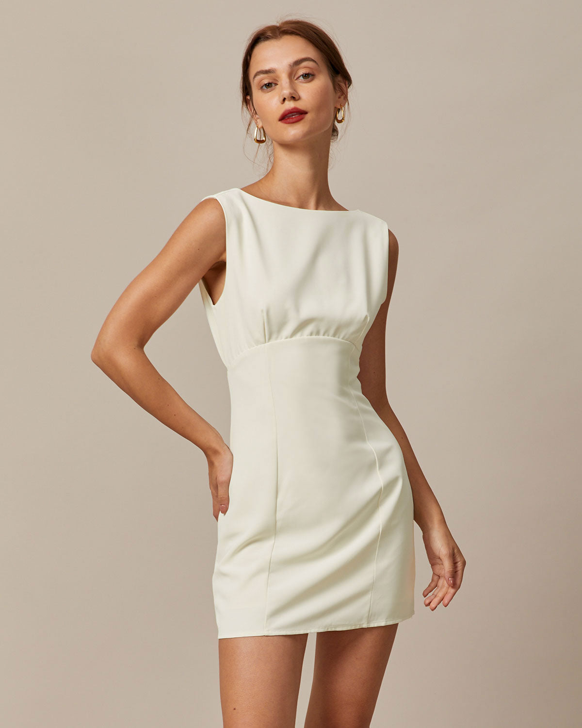 El Vestido Mini de Cuello Barco con Lazo en la Espalda Beige