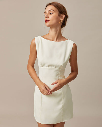El Vestido Mini de Cuello Barco con Lazo en la Espalda Beige