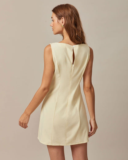 El Vestido Mini Amarillo con Corte en el Cuello