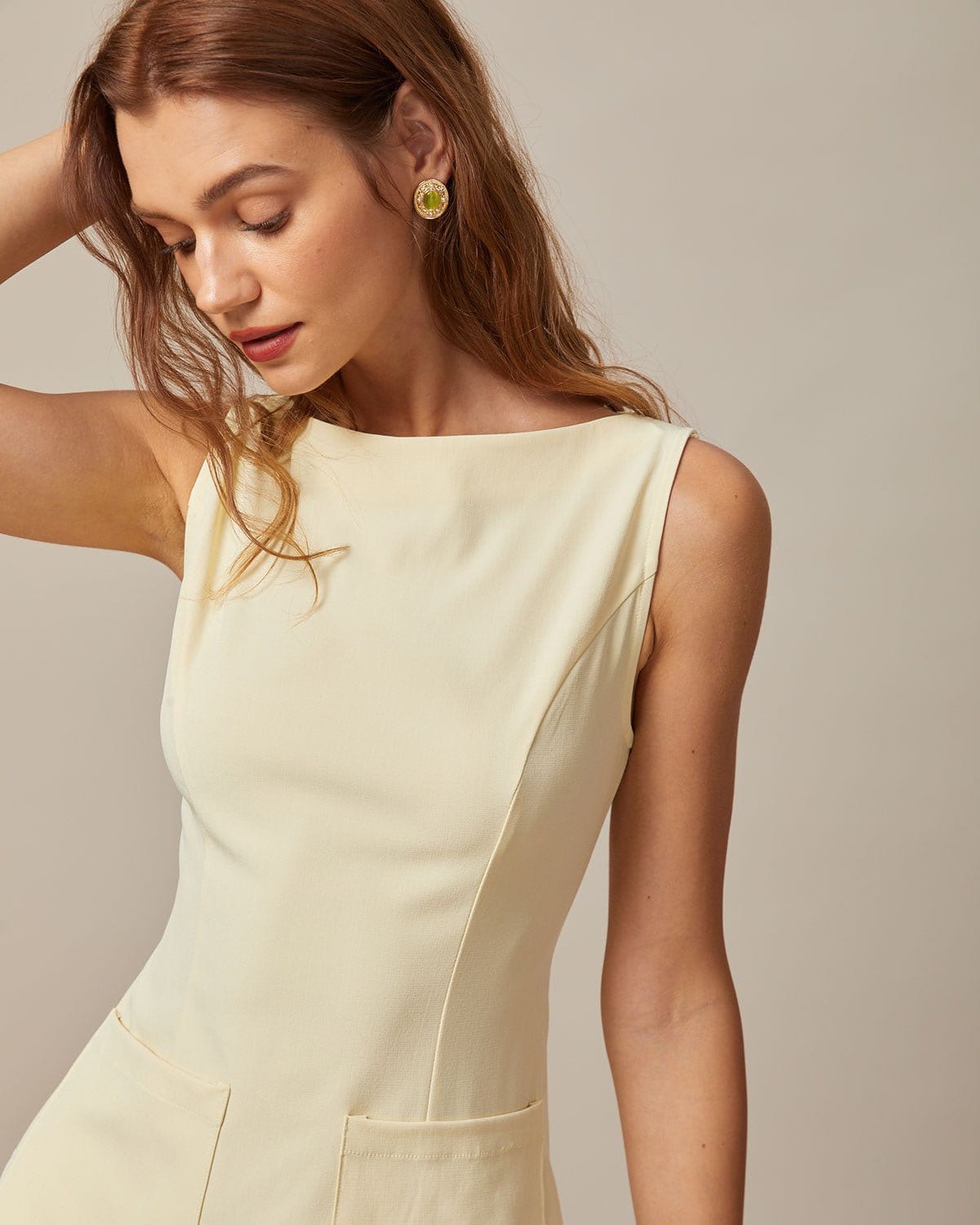 El Vestido Mini Amarillo con Corte en el Cuello