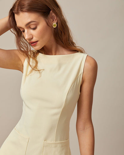 El Vestido Mini Amarillo con Corte en el Cuello