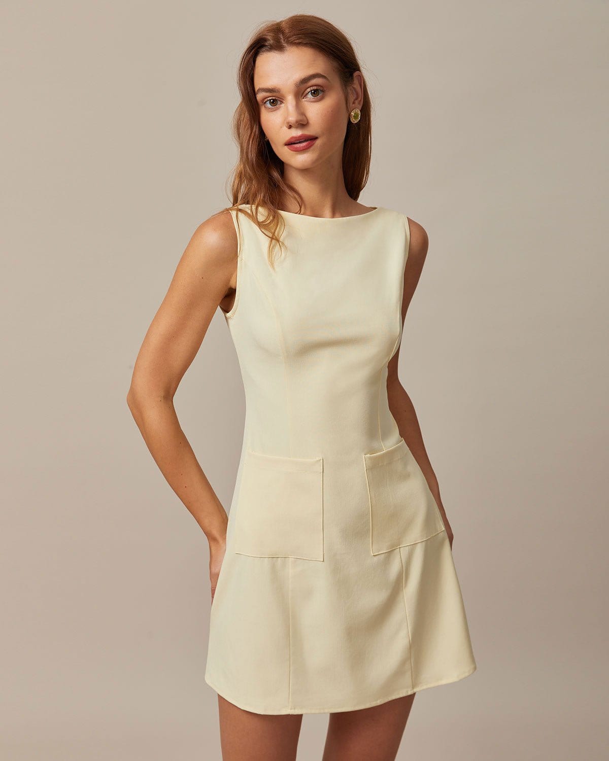 El Vestido Mini Amarillo con Corte en el Cuello