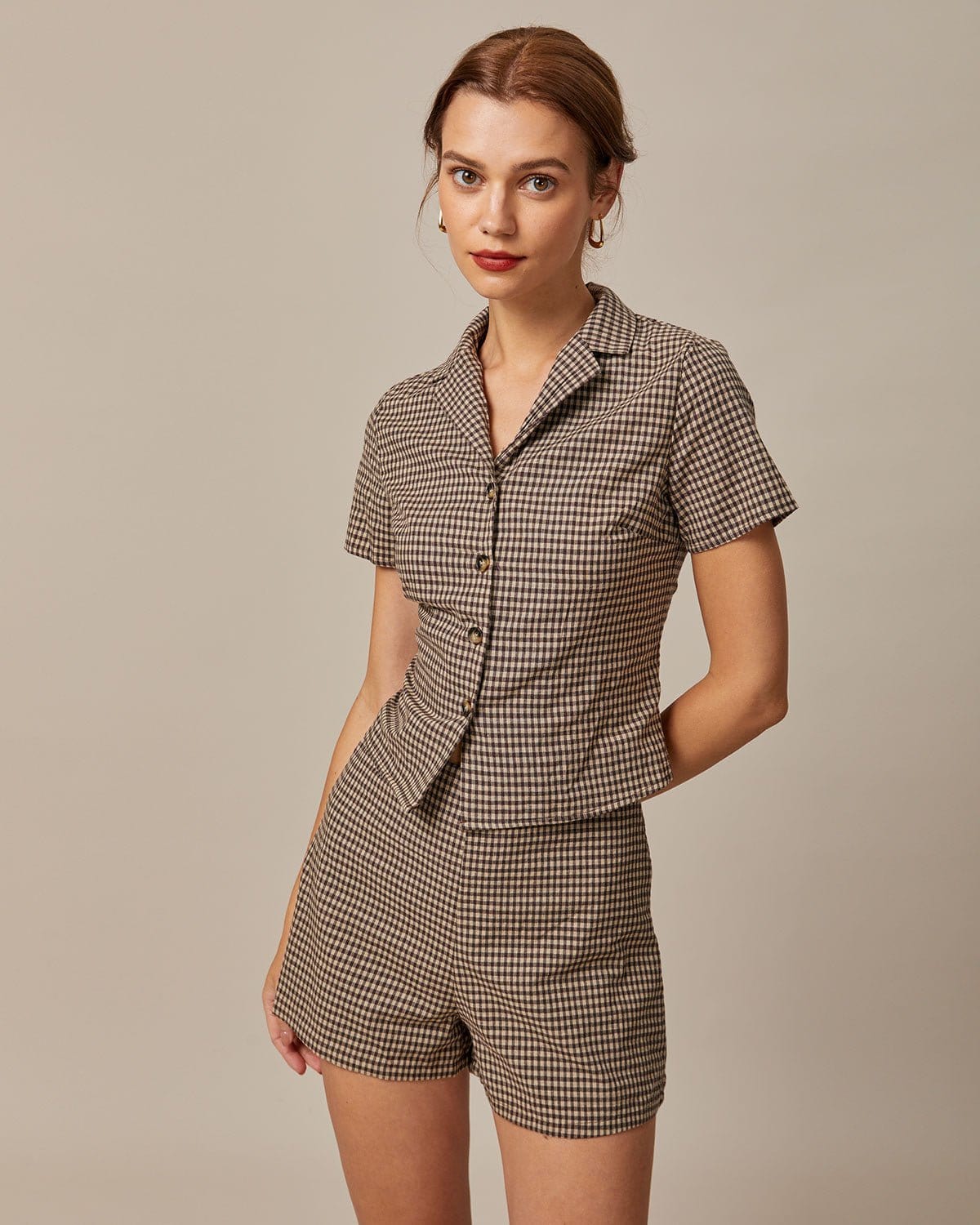La Blusa de Cuello en V de Gingham Marrón de Manga Corta