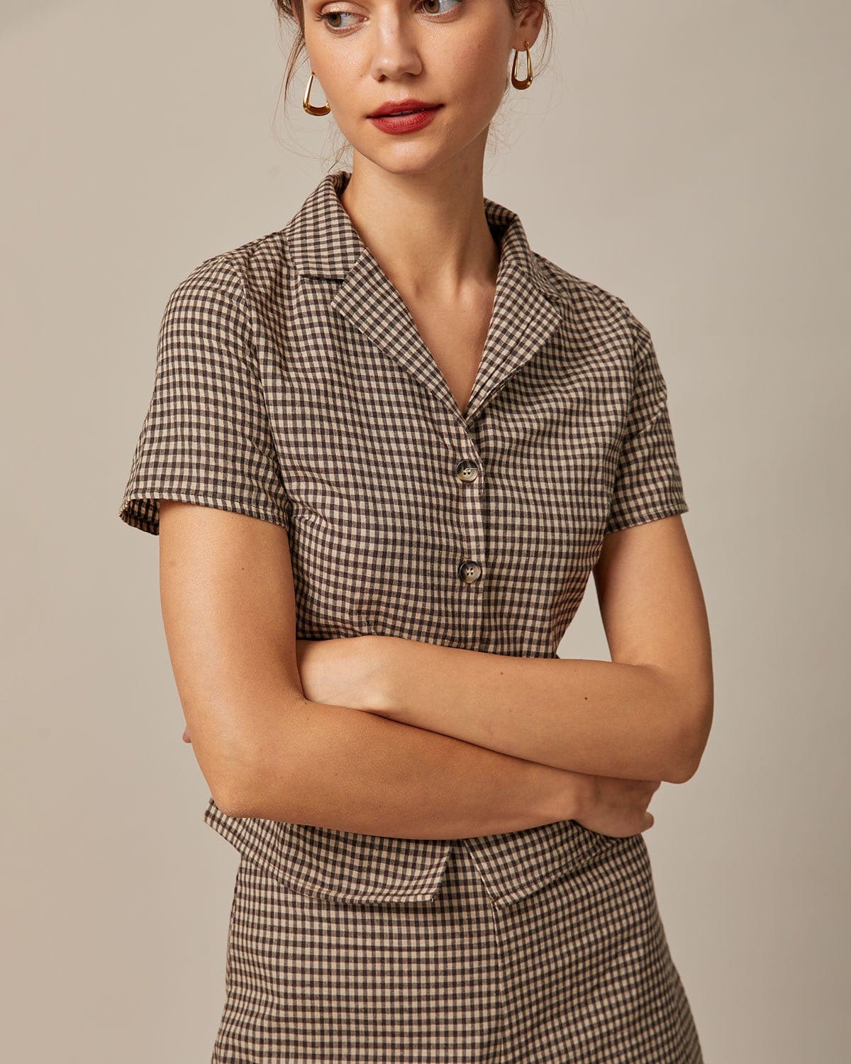 La Blusa de Cuello en V de Gingham Marrón de Manga Corta