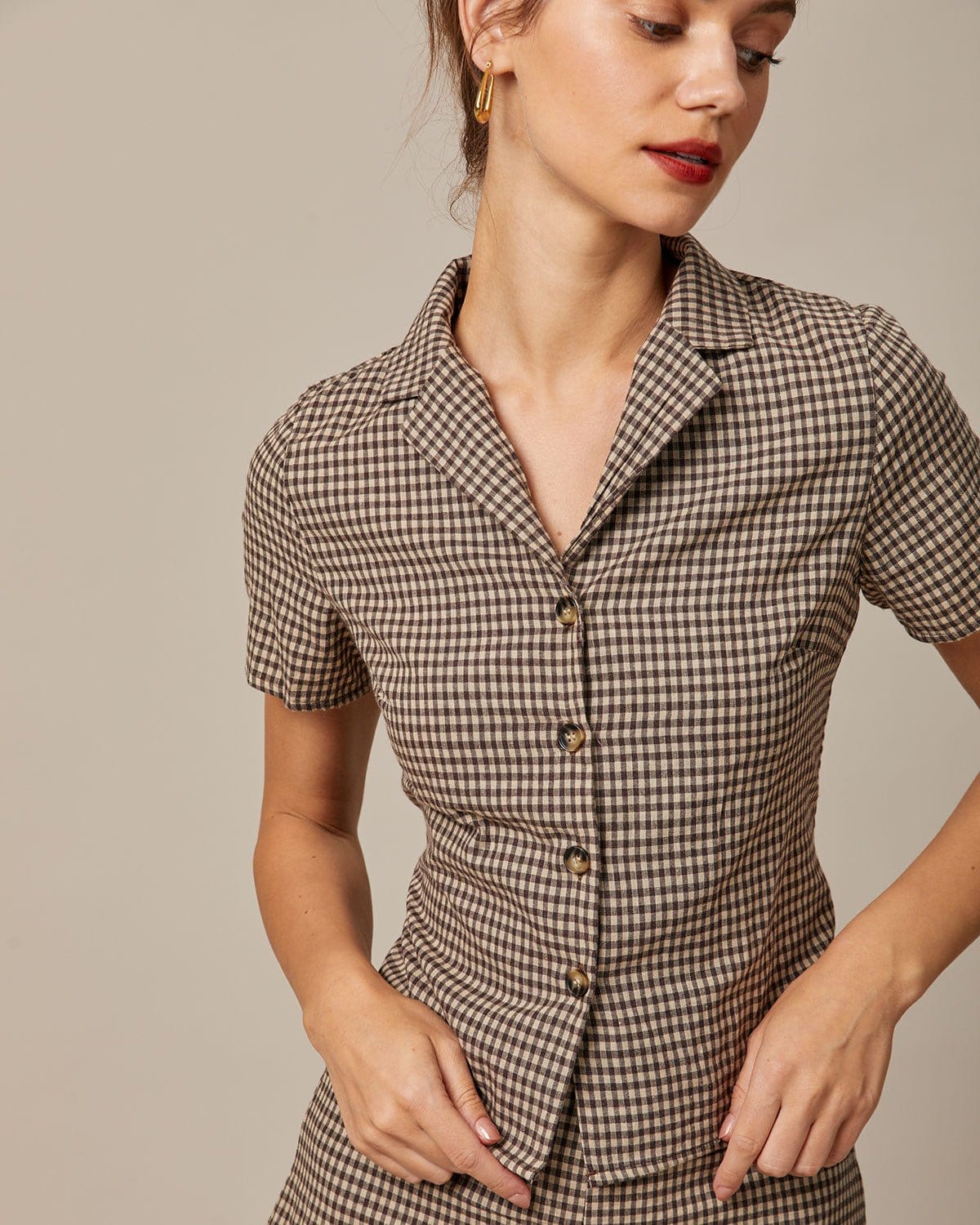 La Blusa de Cuello en V de Gingham Marrón de Manga Corta