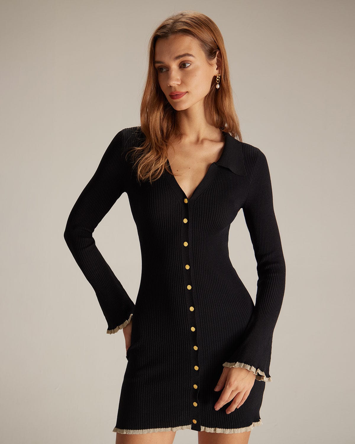 El Vestido Mini de Punto Negro con Contraste en el Escote
