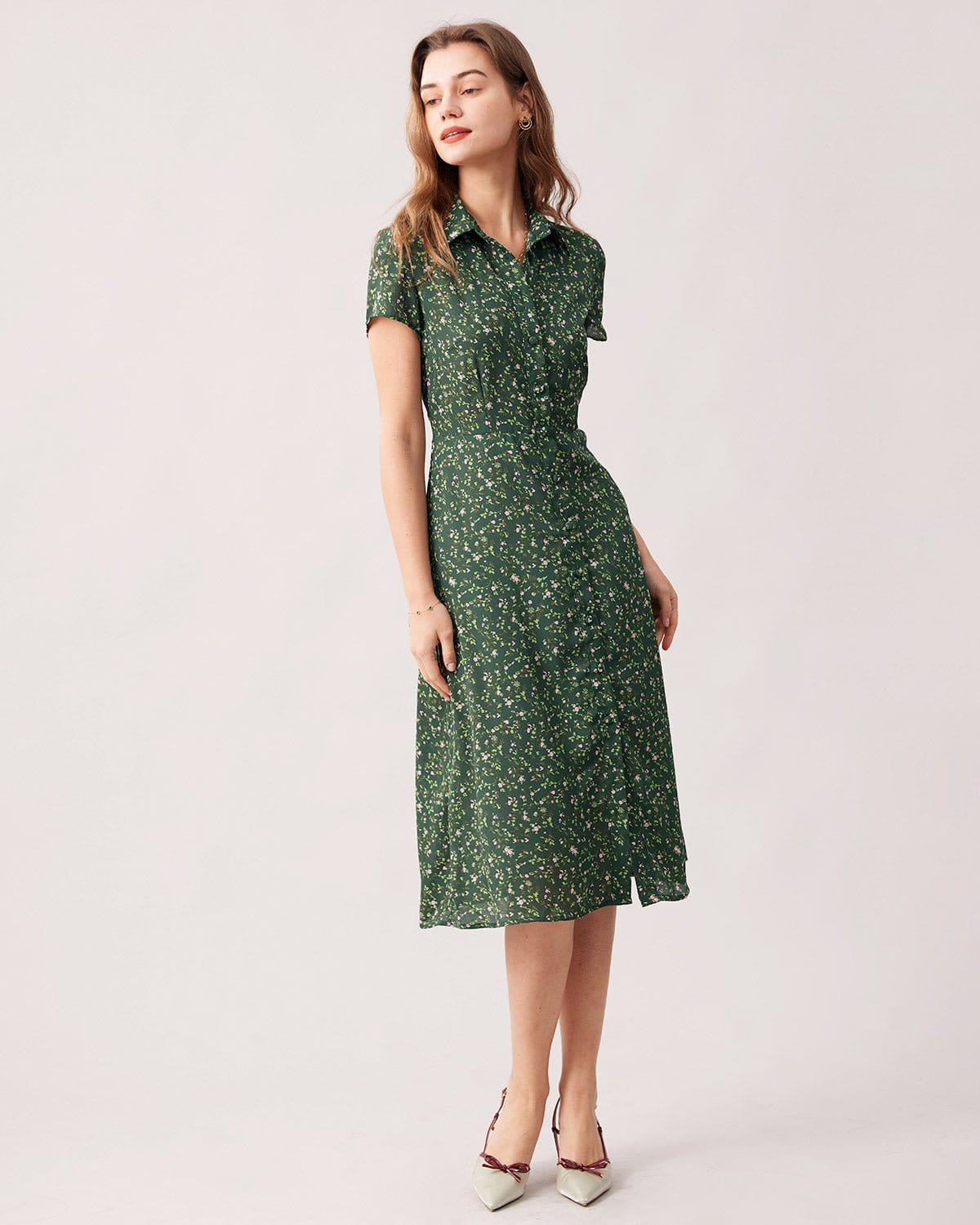 El Vestido Midi Floral con Botones en el Cuello Verde