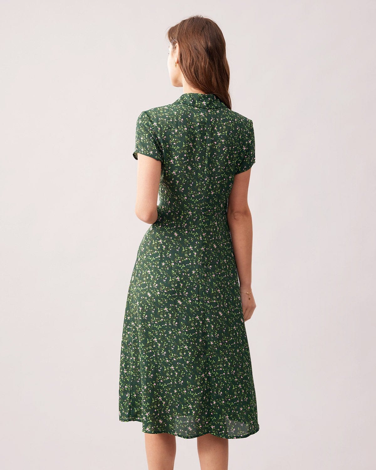 El Vestido Midi Floral con Botones en el Cuello Verde