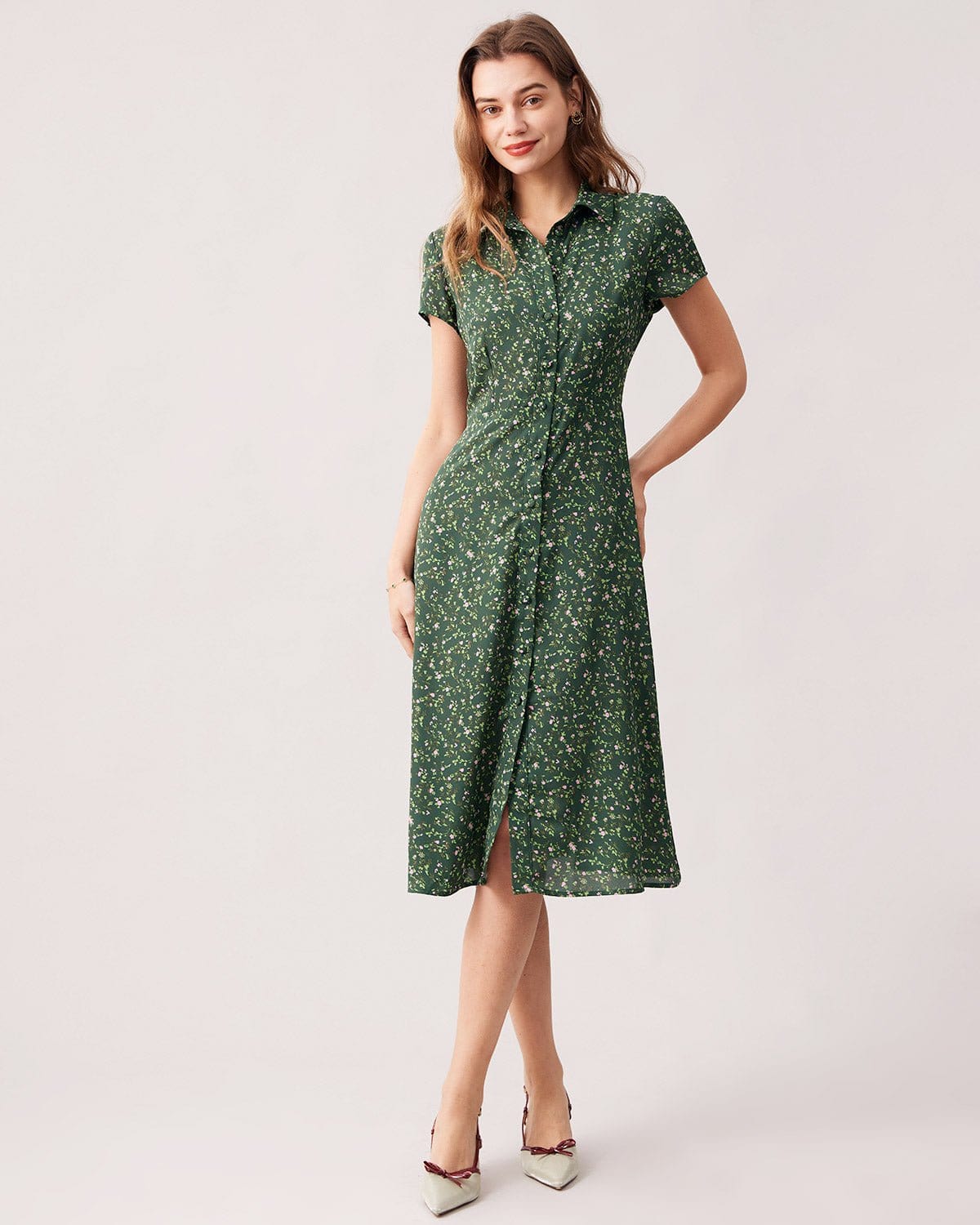 El Vestido Midi Floral con Botones en el Cuello Verde