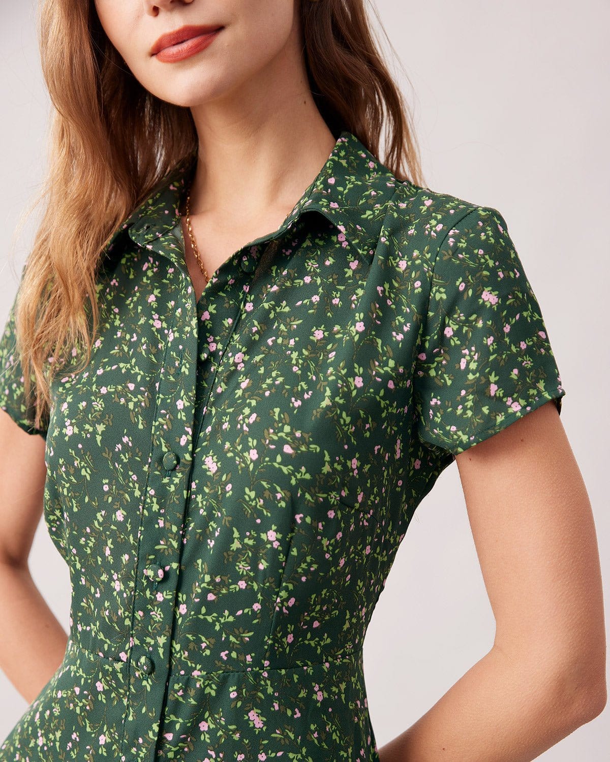 El Vestido Midi Floral con Botones en el Cuello Verde